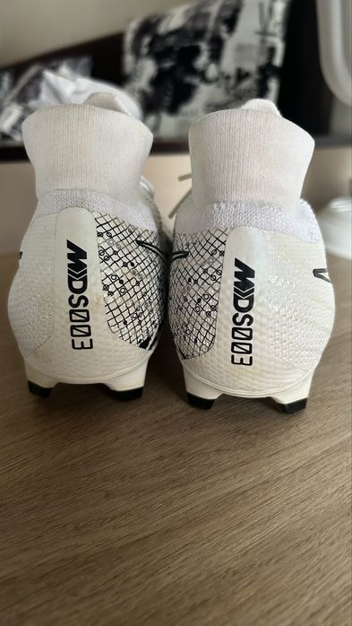Футбольные бутсы Nike