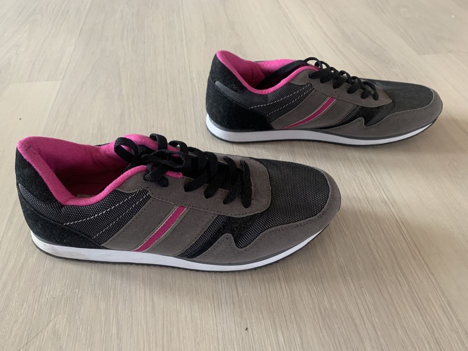 Vand adidasi (41) pentru dama.