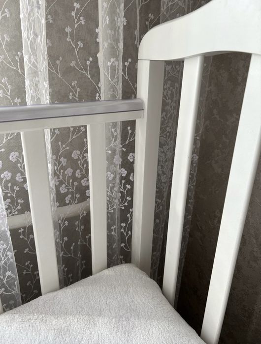 Белая кроватка маятник