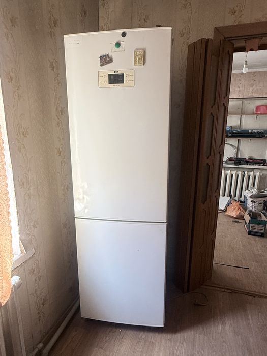 Холодильник LG в рабочем состояний