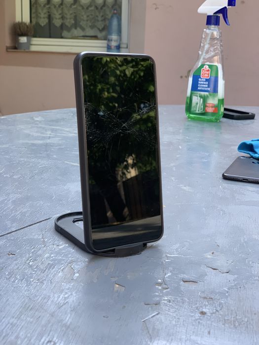 Vînd sau schind b pe ipone Telefonul este foarte bun bateria ține 7 8 ore telefonul vine cu o husa