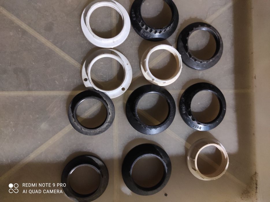 Патроны для лампочек.