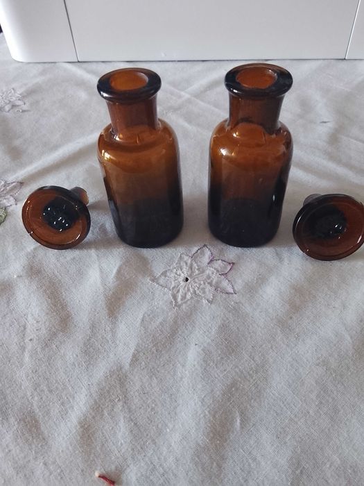 Doua sticlute vechi de farmacie  . 50 lei