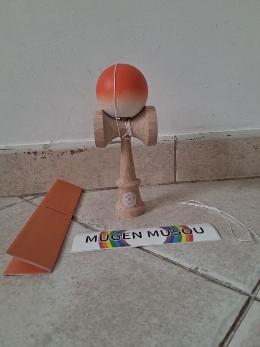 Vând kendama mugen musou rainbow nou nouta cu cutie și ata de rezerva cu stickere