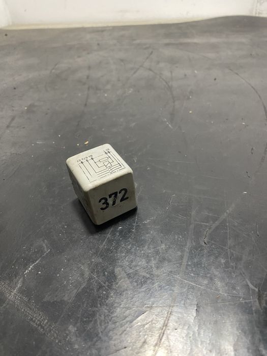 Releu 372 pompa benzina vw Passat B5.5 Audi A4 B5 A8 D2 4D0951253