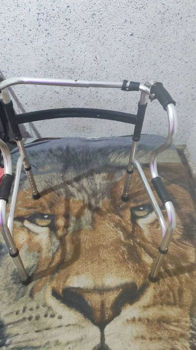 Ходунки для пожилых людей.