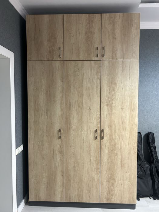 Мебель: Шкаф, ТВ-тумба, Стол с полками вместе идёт.