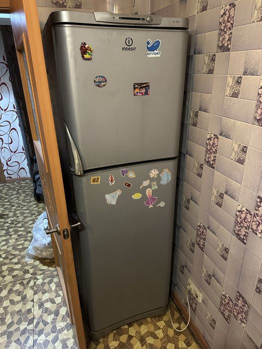 Продаем старый холодильник