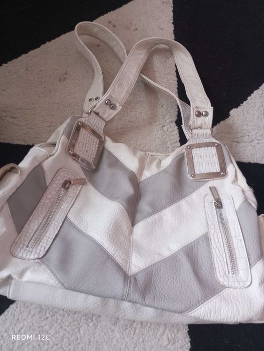 Два броя дамски чанти.