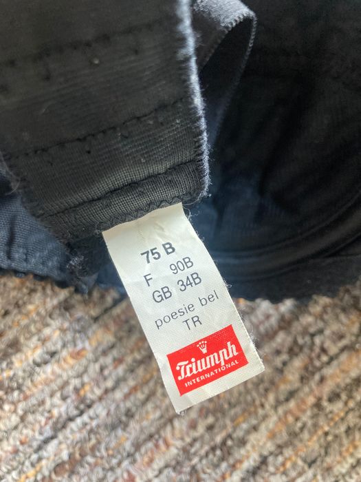 Sutien de dantelă căptușit și cu armătură Triumph, marimea 75B