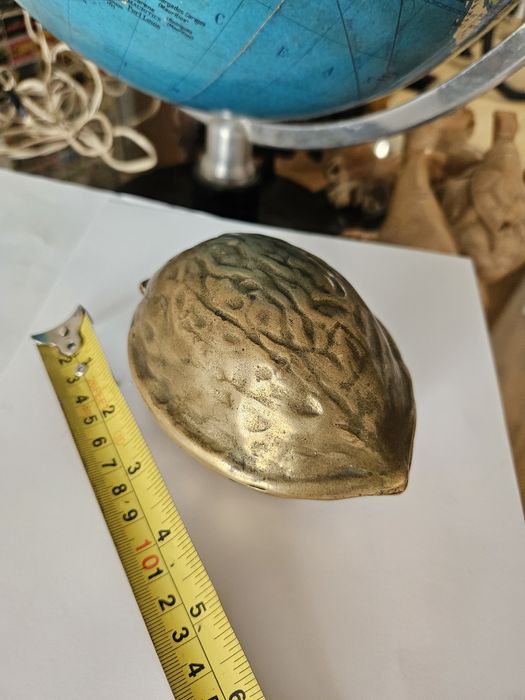 Cutie de bronz în forma de nuca , spărgător de nuci