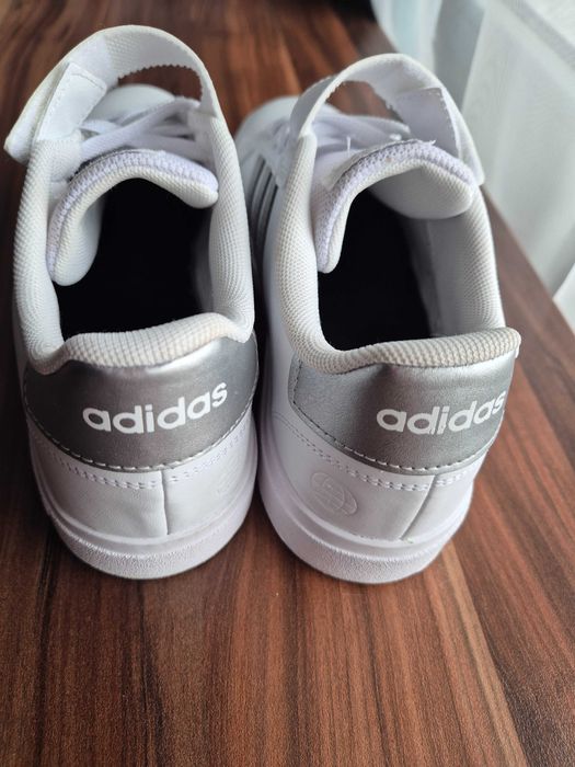 Бели маратонки Adidas