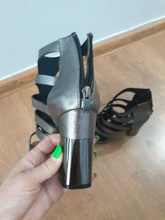 Сребристи сандали