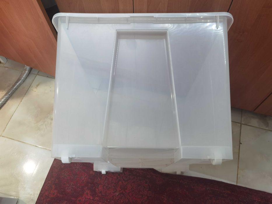 Продавам голяма прозрачна кутия с колелца, без капак 180л