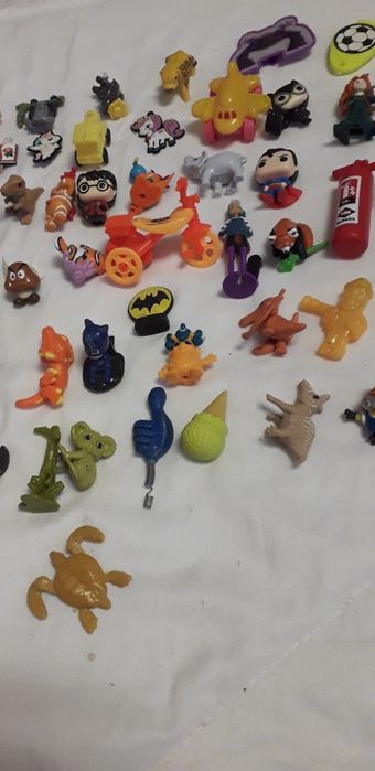 Lot 47 figurine Kinder