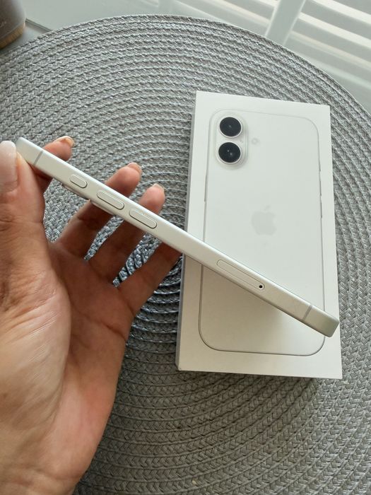 iPhone 16 128GB White в гаранция до януари 2027