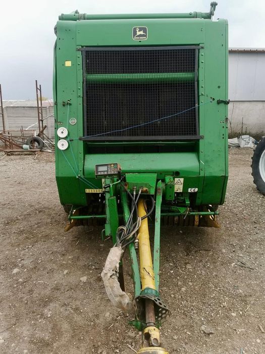 Vand presa de baloti rotunzi balotiera John Deere 580 recent adusa