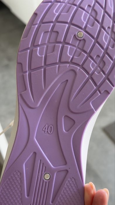 Продам женские  Кроссовки