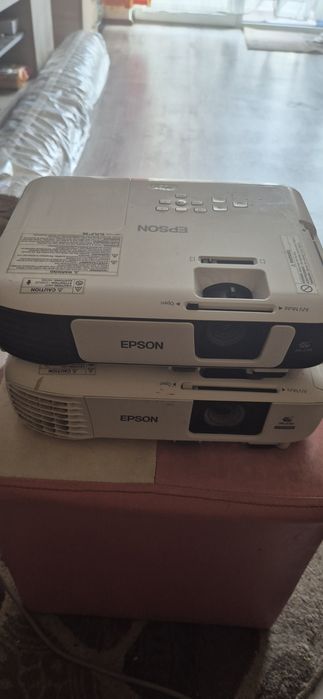 Vand 2 bucati de video proiectoare epson