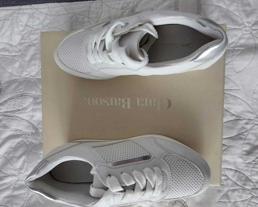 Pantofi închiși Clara Barson Alb