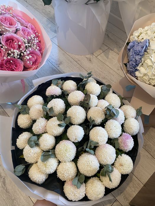 Нежный и стильный букет Момоко. Свежие цветы,аккуратно оформлен.