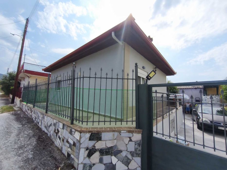 Продава къща с площ 40 м2 с двор 180 м2 в Аспровалта, Гърция