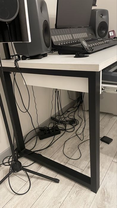 Продам стол компьютерный,для студий