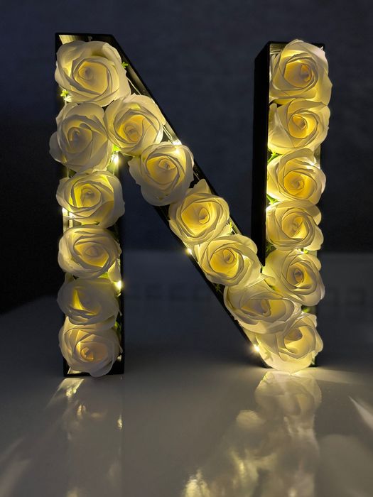 Светеща буква с рози