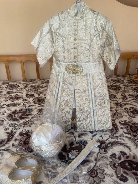 Ikki qiz yigitni mushuklarini yalashga majbur qiladi