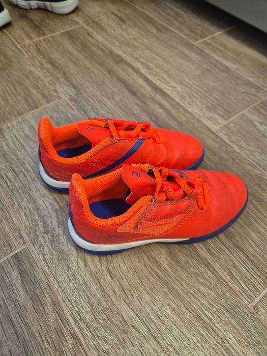 Детски обувки за футбол за зала.