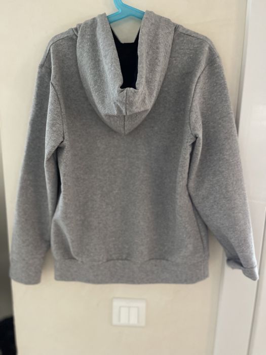 Детски суичър с декорация сърце с пера и пайети за ръст 10г.