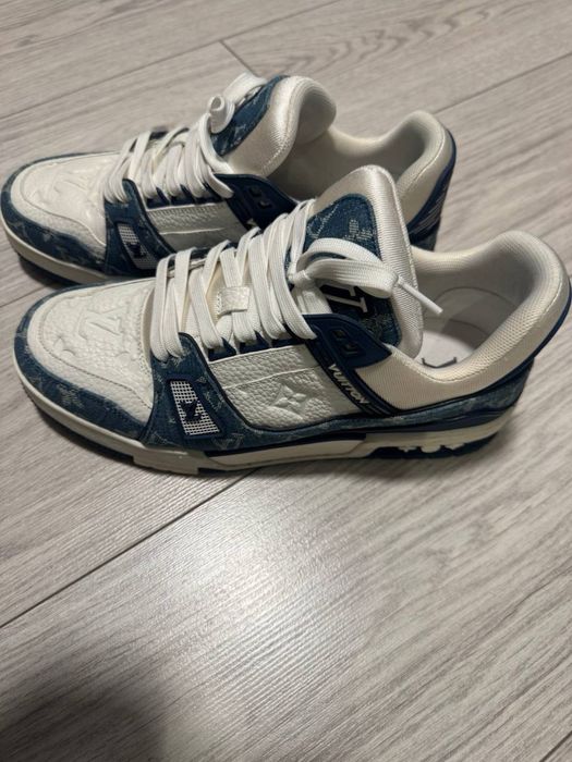 Кроссовки в стиле LV