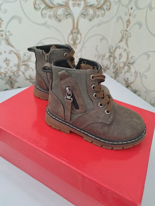 Продам детские ботинки на весну