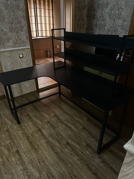 Стол в комплекте с полкой