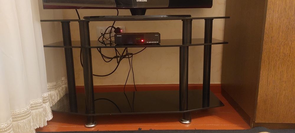 Столик из тёмного стекла под телевизор!