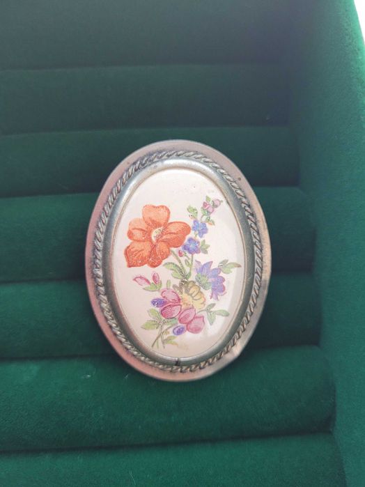 Brosa foarte veche din argint, cu porțelan de Limoges