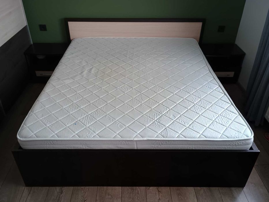 Спалня с матрак -двулицев и 2 нощни шкафчета