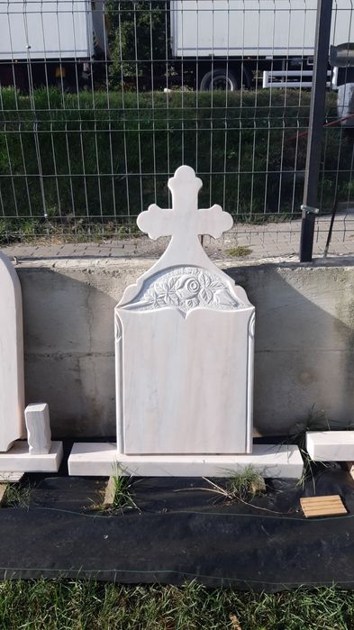 Vând marmură,cruci de marmură și monumente funerare,transport gratuit!