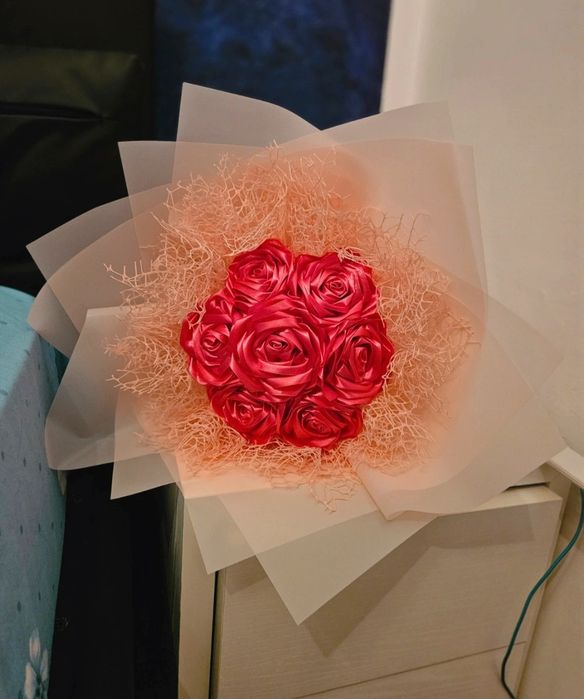 Buchet de 7 trandafiri din satin realizat manual