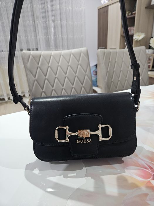 Чанта на фирма Guess.