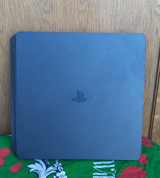 Vând PlayStation 4 slim în stare bună ps4
