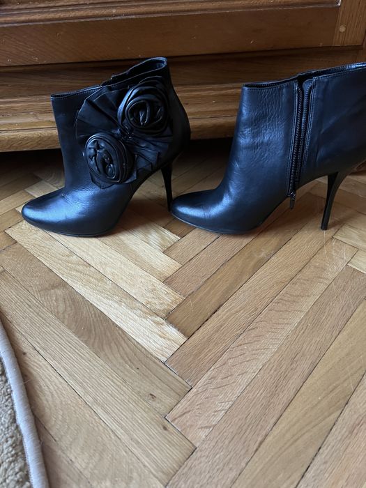 Botine din piele neagră