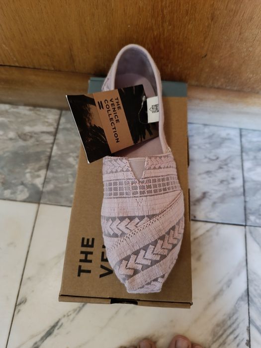 Обувки Toms на равна подметка