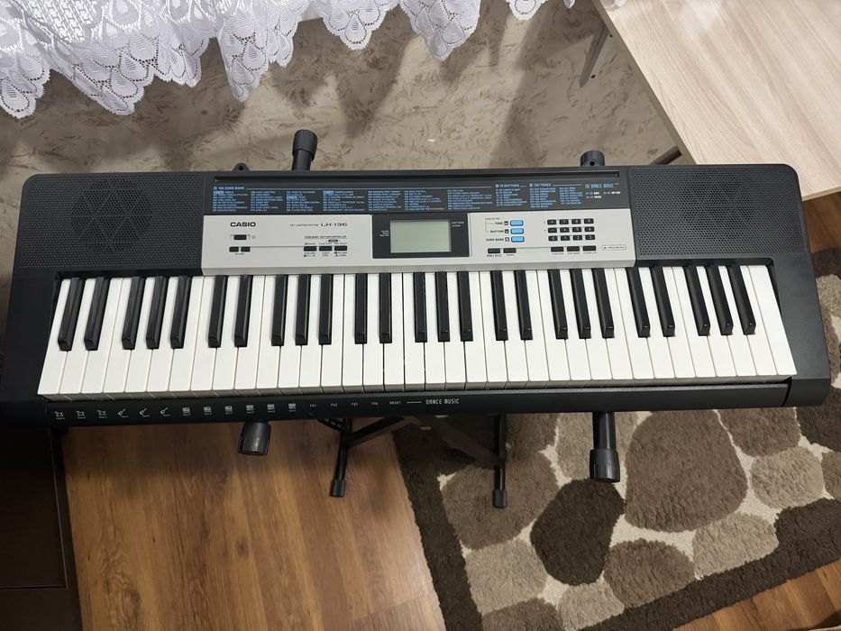 Продается синтезатор Casio LK-136