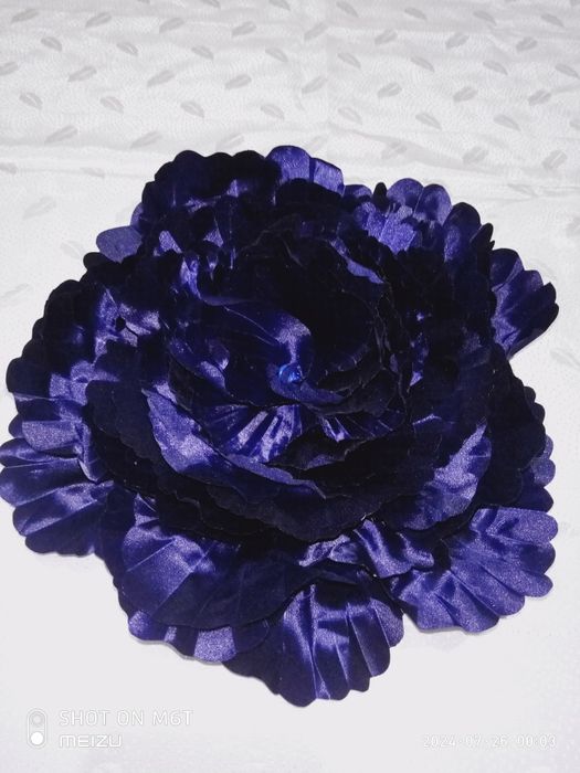 Цветы броши-большие и маленькие из ткани