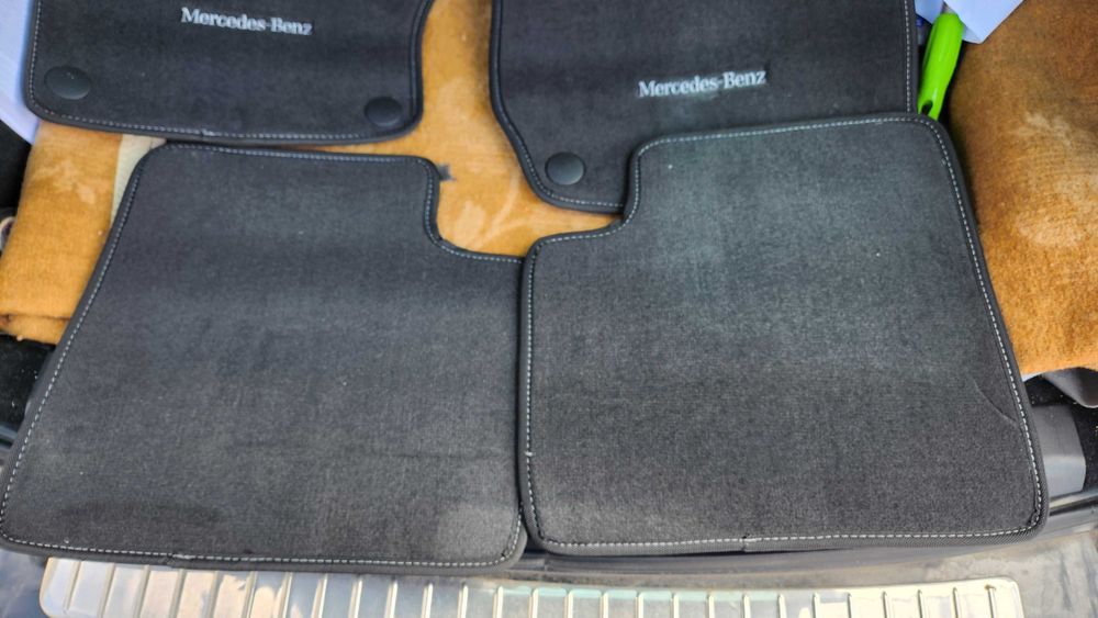 Стелки за Mercedes ML W164. Черен графит с бял шев