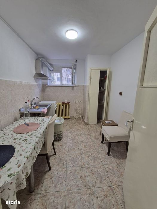 Apartament trei camere , parter, Rovine- Piata