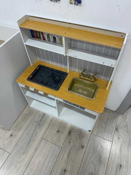Детская кухня из натурального дерева игровая с полками и шкафчиком