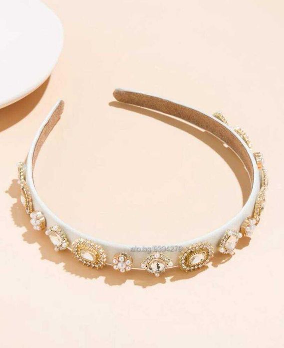 Бяла диадема с камъни и перли