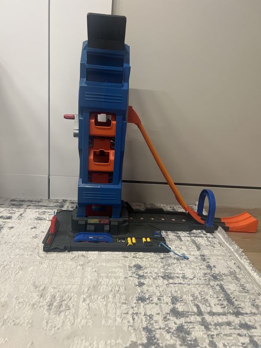 Hot wheels mega garage